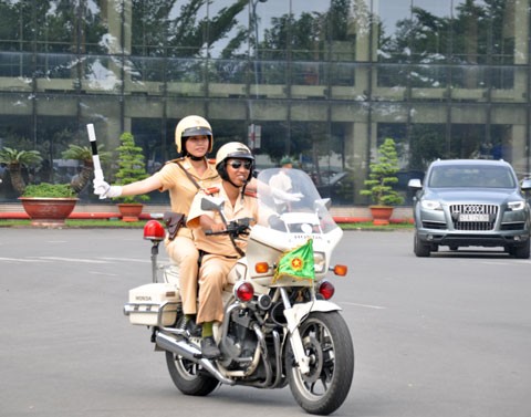 Theo đại tá Lê Minh Tuấn, Phó Cục CSGT (C67), việc đưa các nữ CSGT vào làm nhiệm vụ trên đường để làm đẹp hình ảnh CSGT và mong mọi người chấp hành luật tốt hơn.